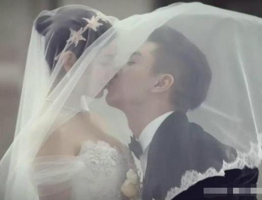 同樣是「結婚吻」照，陳曉VS羅晉，看到張若昀：嫉妒使我毀容！ 娛樂 第1張