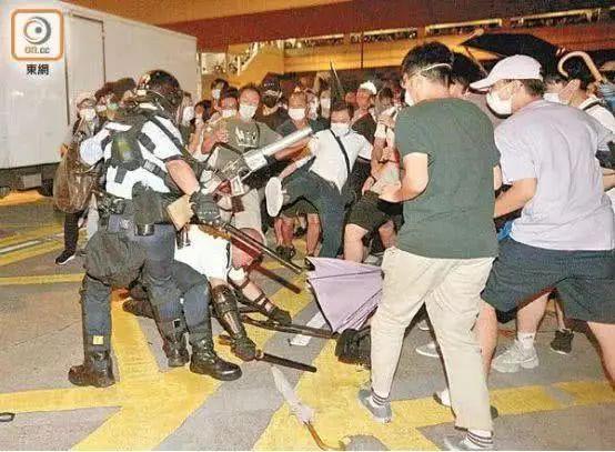 香港這位舉起槍的光頭警長，沒想過會感動中國！ 娛樂 第9張