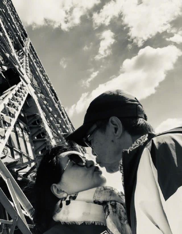 鐘麗緹張倫碩巴黎鐵塔下擁抱kiss撒狗糧，一家七口人幸福同框力破不合 娛樂 第10張