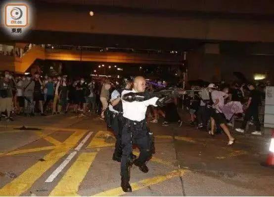 香港這位舉起槍的光頭警長，沒想過會感動中國！ 娛樂 第2張