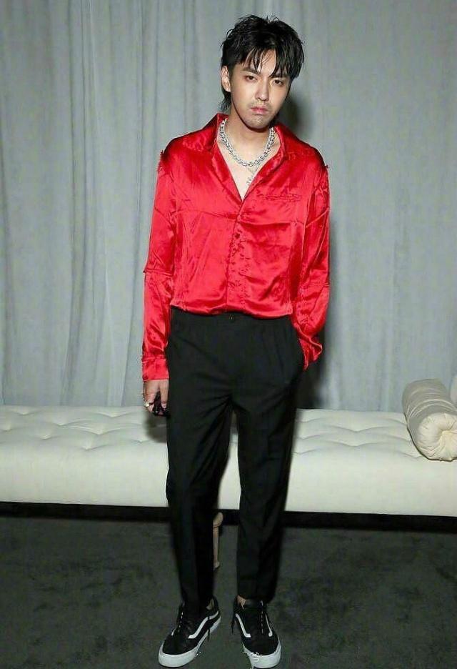 吳亦凡亮相《Vogue》紅毯，紅黑配造型1米9拍成1米5，一言難盡 娛樂 第3張