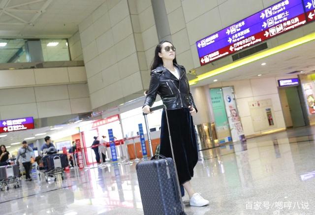 53歲鞏俐在機場被拍，打扮年輕時尚，網友：狀態像20多歲小姑娘 娛樂 第2張