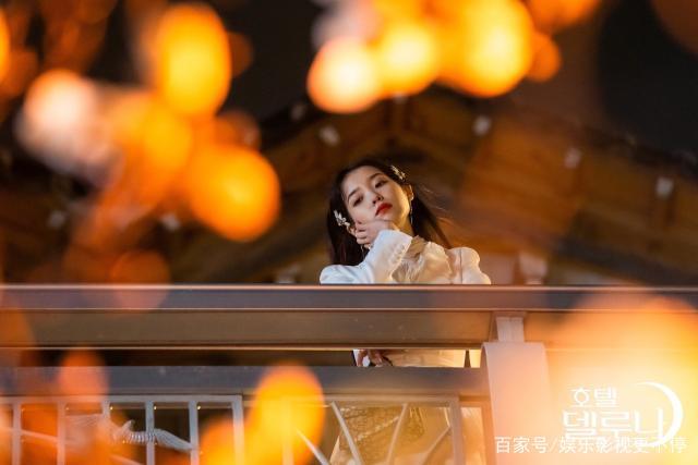 IU出演洪氏姐妹新劇《德魯納酒店》，演技廣受好評，造型美哭了！ 娛樂 第5張