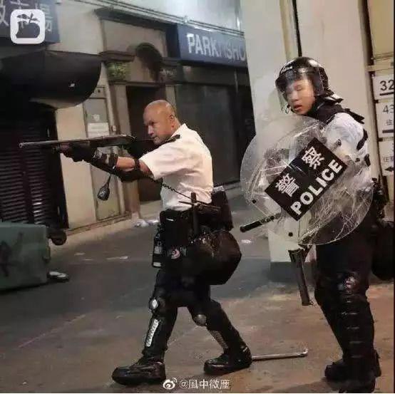 香港這位舉起槍的光頭警長，沒想過會感動中國！ 娛樂 第21張