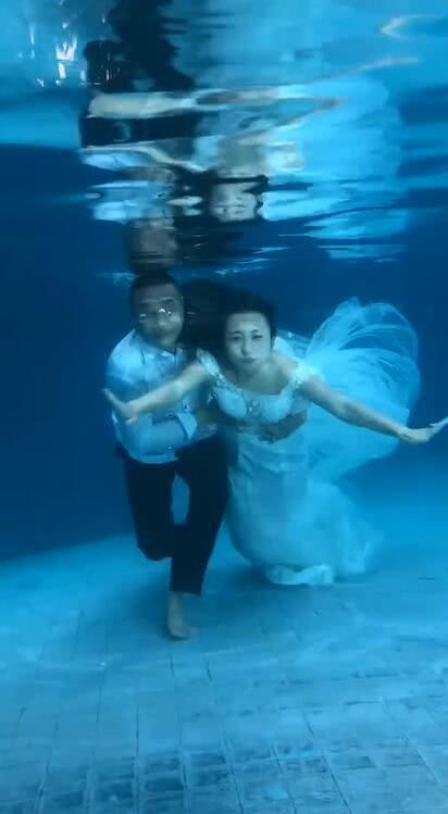 夫妻水中拍婚紗照被人指不知廉恥 雪花新闻