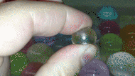大王爆笑gif趣图：高分子聚合物做的透明水球