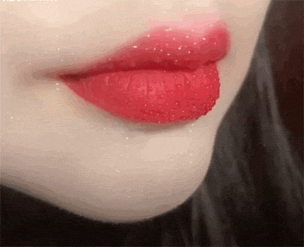 很性感的美女动态图片：水雾+舔舌+咬唇